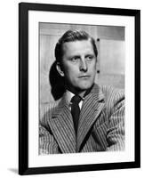 La Griffe du passe OUT OF THE PAST by JacquesTourneur with Kirk Douglas, 1947 (b/w photo)-null-Framed Photo