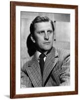 La Griffe du passe OUT OF THE PAST by JacquesTourneur with Kirk Douglas, 1947 (b/w photo)-null-Framed Photo