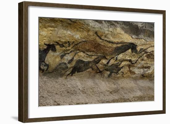 La grotte de Lascaux (Dordogne) ; la salle des taureaux (fac-similé).-null-Framed Giclee Print