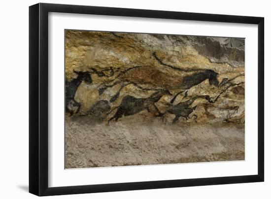 La grotte de Lascaux (Dordogne) ; la salle des taureaux (fac-similé).-null-Framed Giclee Print