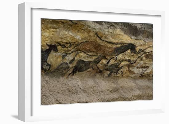 La grotte de Lascaux (Dordogne) ; la salle des taureaux (fac-similé).-null-Framed Giclee Print