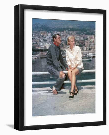 La Main au Collet TO CATCH A THIEF by AlfredHitchcock with Cary Grant and Grace Kelly, 1955 (photo)-null-Framed Photo