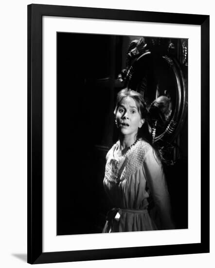 La Maison du Diable THE HAUNTING by RobertWise with Julie Harris, 1963 (b/w photo)-null-Framed Photo
