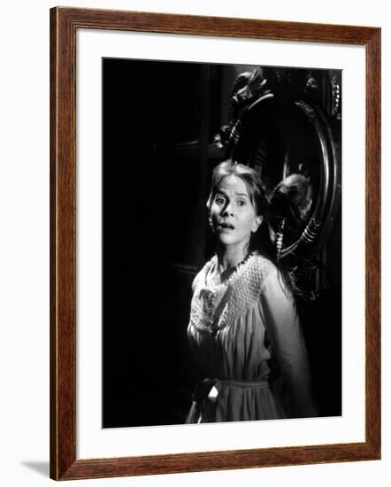 La Maison du Diable THE HAUNTING by RobertWise with Julie Harris, 1963 (b/w photo)-null-Framed Photo