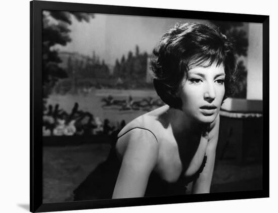 LA NOTTE, 1960 directed by MICHELANGELO ANTONIONI Monica Vitti (b/w photo)-null-Framed Photo