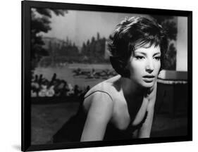 LA NOTTE, 1960 directed by MICHELANGELO ANTONIONI Monica Vitti (b/w photo)-null-Framed Photo