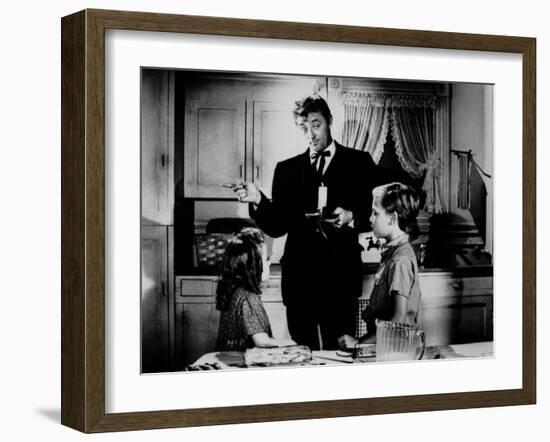 La nuit du Chasseur THE NIGHT OF THE HUNTER by CharlesLaughton with Sally Jane Bruce, Robert Mitchu-null-Framed Photo