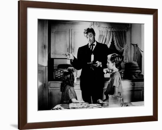 La nuit du Chasseur THE NIGHT OF THE HUNTER by CharlesLaughton with Sally Jane Bruce, Robert Mitchu-null-Framed Photo