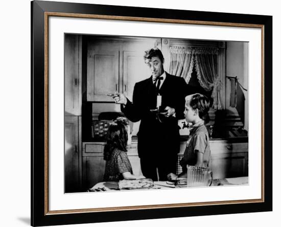 La nuit du Chasseur THE NIGHT OF THE HUNTER by CharlesLaughton with Sally Jane Bruce, Robert Mitchu-null-Framed Photo