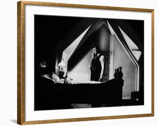 La nuit du Chasseur THE NIGHT OF THE HUNTER by CharlesLaughton with Shelley Winters, Robert Mitchum-null-Framed Photo