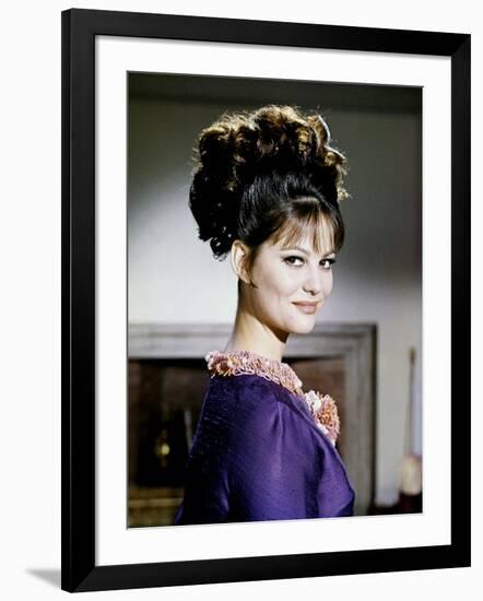 La Panthere Rose THE PINK PANTHER by BlakeEdwards with Claudia Cardinale, 1963 (photo)-null-Framed Photo