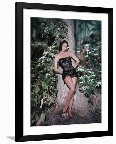 La Petite Hutte THE LITTLE HUT by Mark Robson with Ava Gardner (guepiere Dior), 1957 (photo)-null-Framed Photo