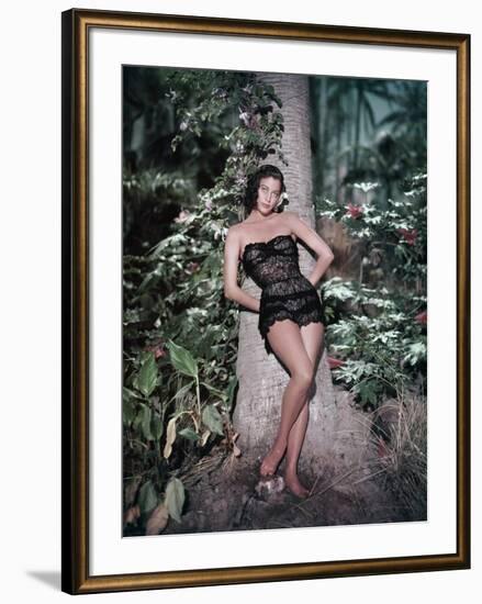 La Petite Hutte THE LITTLE HUT by Mark Robson with Ava Gardner (guepiere Dior), 1957 (photo)-null-Framed Photo