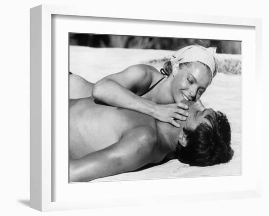 La piscine by Jacques Deray with Alain Delon and Romy Schneider, 1969 (b/w photo)-null-Framed Photo