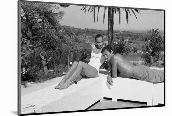 La piscine by Jacques Deray with Alain Delon and Romy Schneider, 1969 (b/w photo)-null-Mounted Photo