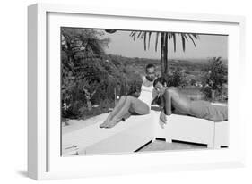 La piscine by Jacques Deray with Alain Delon and Romy Schneider, 1969 (b/w photo)-null-Framed Photo