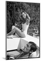La piscine by Jacques Deray with Alain Delon and Romy Schneider, 1969 (b/w photo)-null-Mounted Photo
