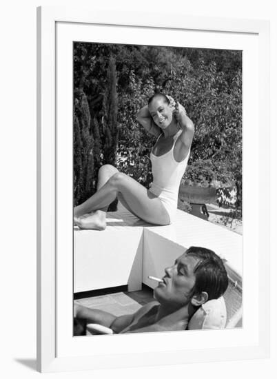 La piscine by Jacques Deray with Alain Delon and Romy Schneider, 1969 (b/w photo)-null-Framed Photo