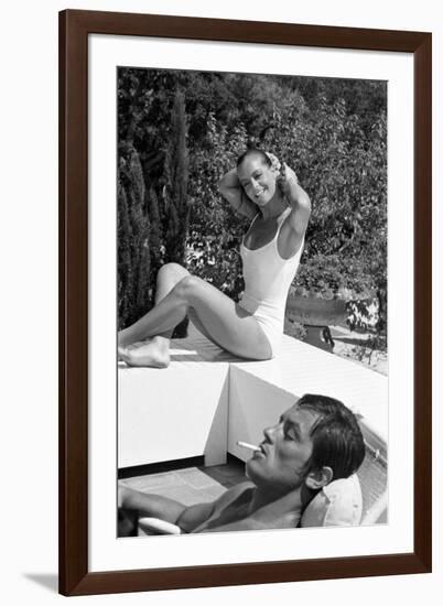 La piscine by Jacques Deray with Alain Delon and Romy Schneider, 1969 (b/w photo)-null-Framed Photo