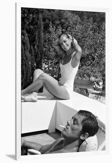 La piscine by Jacques Deray with Alain Delon and Romy Schneider, 1969 (b/w photo)-null-Framed Photo