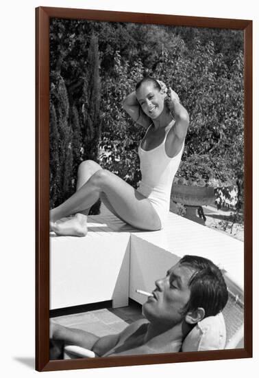 La piscine by Jacques Deray with Alain Delon and Romy Schneider, 1969 (b/w photo)-null-Framed Photo