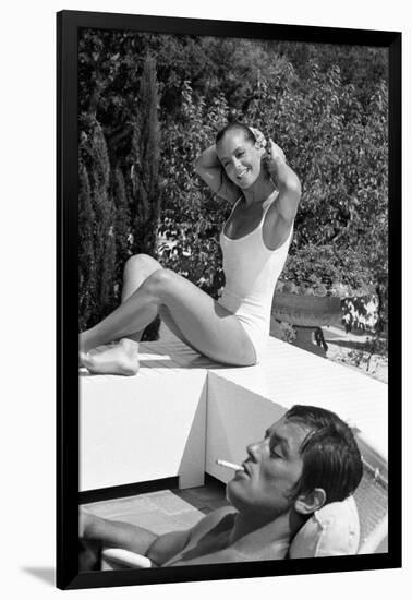 La piscine by Jacques Deray with Alain Delon and Romy Schneider, 1969 (b/w photo)-null-Framed Photo