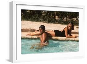 La piscine by Jacques Deray with Alain Delon and Romy Schneider, 1969 (photo)-null-Framed Photo