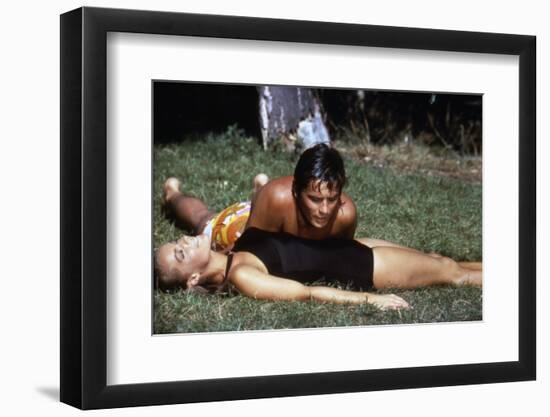 La piscine by Jacques Deray with Alain Delon and Romy Schneider, 1969 (photo)-null-Framed Photo