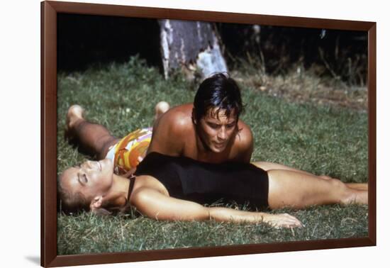 La piscine by Jacques Deray with Alain Delon and Romy Schneider, 1969 (photo)-null-Framed Photo