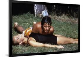La piscine by Jacques Deray with Alain Delon and Romy Schneider, 1969 (photo)-null-Framed Photo