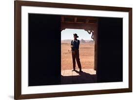 La Prisonniere du Desert THE SEARCHERS by JohnFord with John Wayne, 1956 (photo)-null-Framed Photo