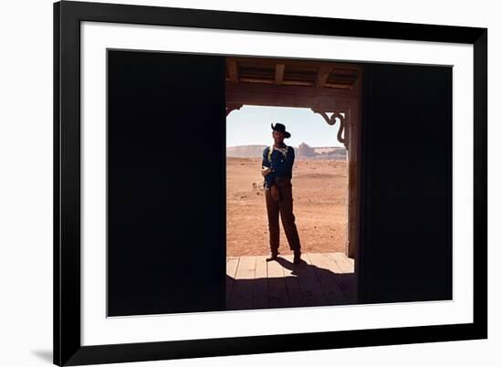 La Prisonniere du Desert THE SEARCHERS by JohnFord with John Wayne, 1956 (photo)-null-Framed Photo