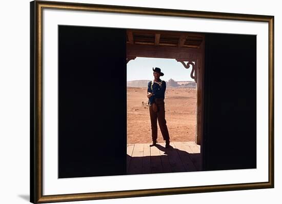 La Prisonniere du Desert THE SEARCHERS by JohnFord with John Wayne, 1956 (photo)-null-Framed Photo