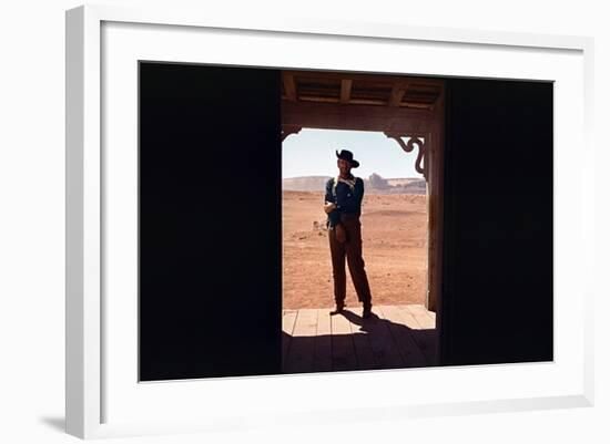 La Prisonniere du Desert THE SEARCHERS by JohnFord with John Wayne, 1956 (photo)-null-Framed Photo