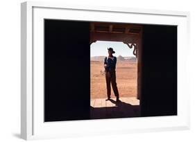 La Prisonniere du Desert THE SEARCHERS by JohnFord with John Wayne, 1956 (photo)-null-Framed Photo