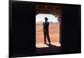 La Prisonniere du Desert THE SEARCHERS by JohnFord with John Wayne, 1956 (photo)-null-Framed Photo