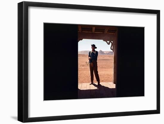 La Prisonniere du Desert THE SEARCHERS by JohnFord with John Wayne, 1956 (photo)-null-Framed Photo