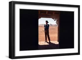 La Prisonniere du Desert THE SEARCHERS by JohnFord with John Wayne, 1956 (photo)-null-Framed Photo