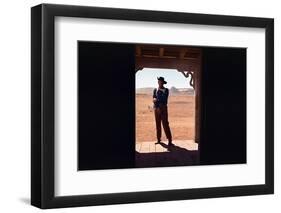 La Prisonniere du Desert THE SEARCHERS by JohnFord with John Wayne, 1956 (photo)-null-Framed Photo