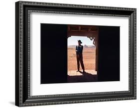 La Prisonniere du Desert THE SEARCHERS by JohnFord with John Wayne, 1956 (photo)-null-Framed Photo