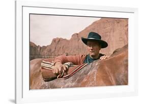 La Prisonniere du Desert THE SEARCHERS by JohnFord with John Wayne, 1956 (photo)-null-Framed Photo