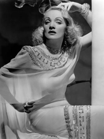 https://imgc.allpostersimages.com/img/posters/la-scandaleuse-by-berlin-a-foreign-affair-by-billywilder-with-marlene-dietrich-1948-b-w-photo_u-L-Q1C2R160.jpg?artPerspective=n