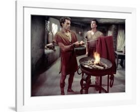 La tunique THE ROBE by HenryKoster with Richard Burton and Victor Mature, 1953 (photo)-null-Framed Photo