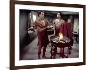 La tunique THE ROBE by HenryKoster with Richard Burton and Victor Mature, 1953 (photo)-null-Framed Photo