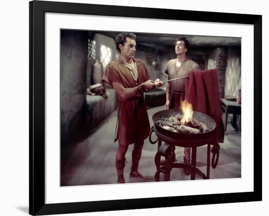 La tunique THE ROBE by HenryKoster with Richard Burton and Victor Mature, 1953 (photo)-null-Framed Photo