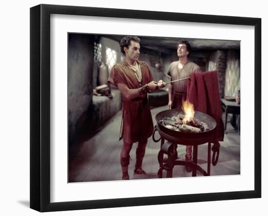 La tunique THE ROBE by HenryKoster with Richard Burton and Victor Mature, 1953 (photo)-null-Framed Photo