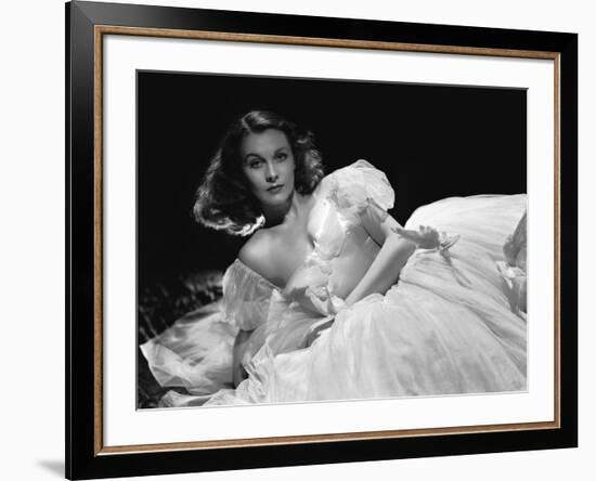 La Valse dans l'ombre WATERLOO BRIDGE by Mervin Leroy with Vivien Leigh, 1940 (b/w photo)-null-Framed Photo