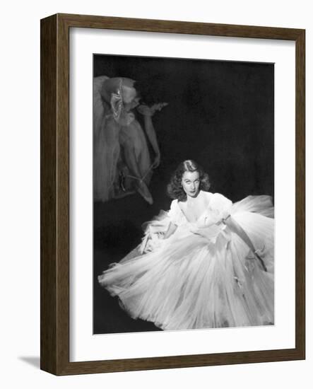 La Valse dans l'ombre WATERLOO BRIDGE by Mervin Leroy with Vivien Leigh, 1940 (b/w photo)-null-Framed Photo