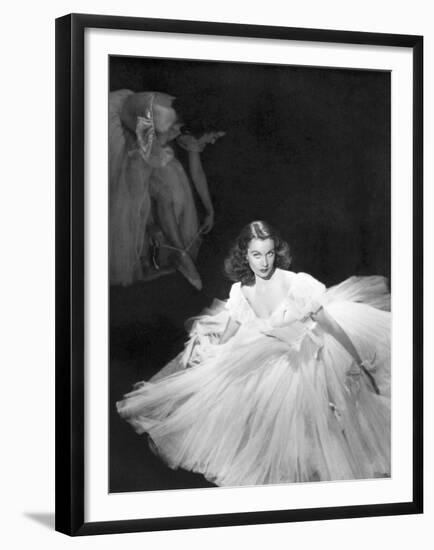 La Valse dans l'ombre WATERLOO BRIDGE by Mervin Leroy with Vivien Leigh, 1940 (b/w photo)-null-Framed Photo