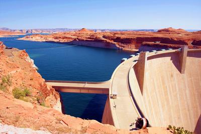 https://imgc.allpostersimages.com/img/posters/lake-powell-and-glen-canyon-dam-in-the-desert-of-arizona-united-states_u-L-Q104B9Q0.jpg?artPerspective=n